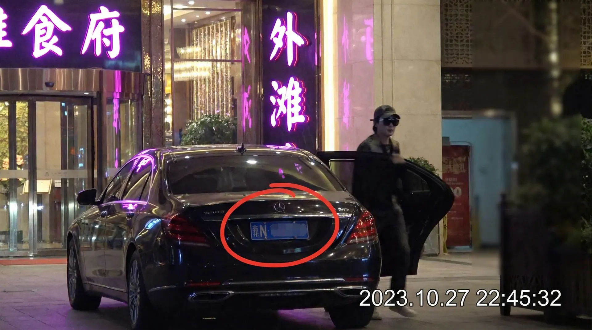 bob半岛平台体育网址 - 豪车餐厅外偷拍
